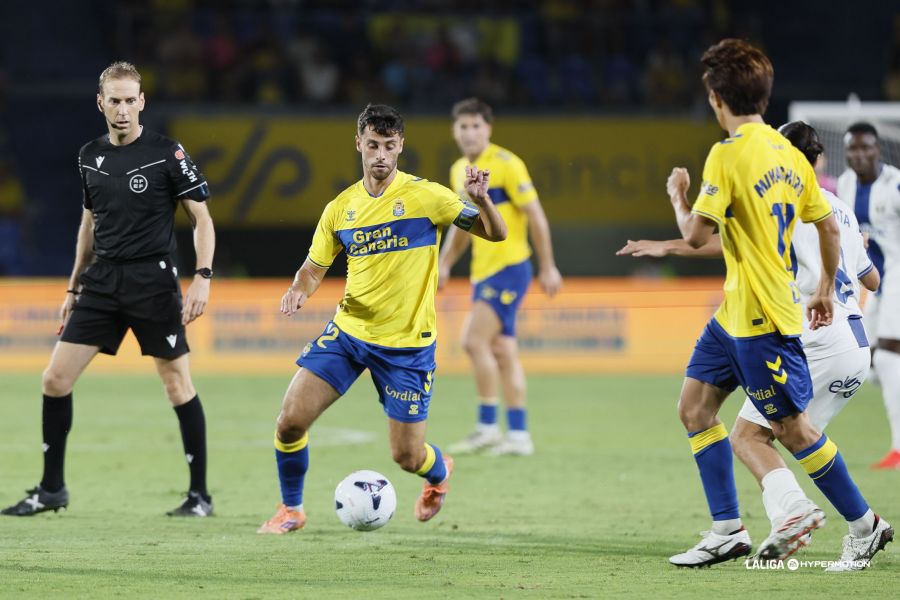 El mediocentro francés fue el encargado de ocupar el lateral zurdo en el partido contra el Burgos, como ya hiciera en alguna ocasión en la temporada 2022-2023 con García Pimienta. Enzo Loiodice se ha vuelto a poner una vez más al servicio de la Unión Deportiva Las Palmas. El mediocentro francés del conjunto grancanario ha