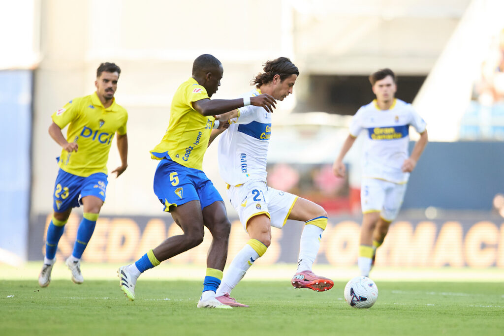 Giovanni Bonfanti Cádiz | udlaspalmas.NET El conjunto grancanario no ha dado aún la fiabilidad defensiva que tenía en antaño pero ha sido capaz de mantener la portería a cero en tres de los cinco partidos que ha disputado en LaLiga Hypermotion. La Unión Deportiva Las Palmas ha cambiado su forma de defender en sus últimas temporadas en la categoría de