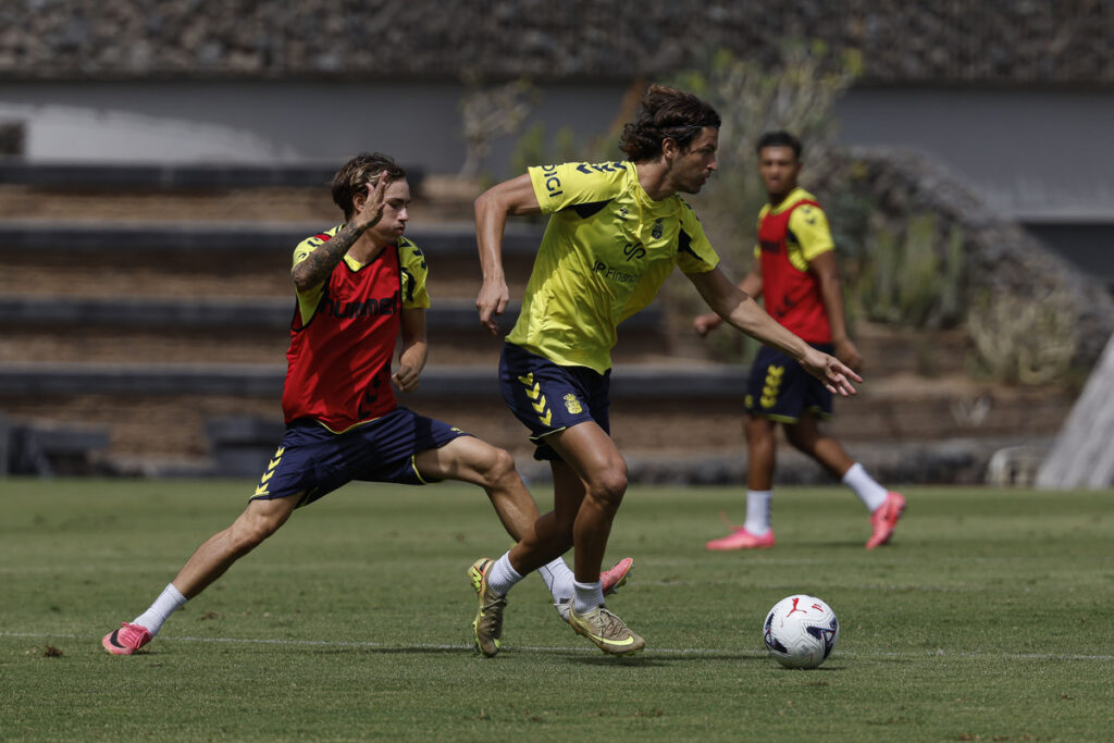 Giovanni Bonfanti entrenamiento | udlaspalmas.NET El técnico gallego únicamente tiene a cinco defensas del primer equipo para afrontar la visita este sábado a Cádiz. Enrique Clemente está llamado a volver a la titularidad. A pesar de que Rubén de la Barrera asegura no tener motivos para la preocupación en ninguna zona del campo respecto a las ausencias, la realidad indica