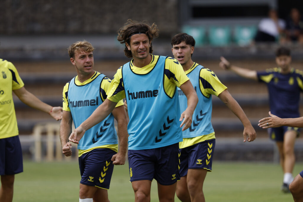 El jugador malagueño es el miembro más valioso de la Unión Deportiva Las Palmas para esta web especializada, que sitúa a Giovanni Bonfanti como el segundo más valioso. Las Palmas, el quinto equipo con mayor valor de plantilla. Día de actualización en Transfermarkt, que es conocida en todo el mundo por ser la plataforma por excelencia donde