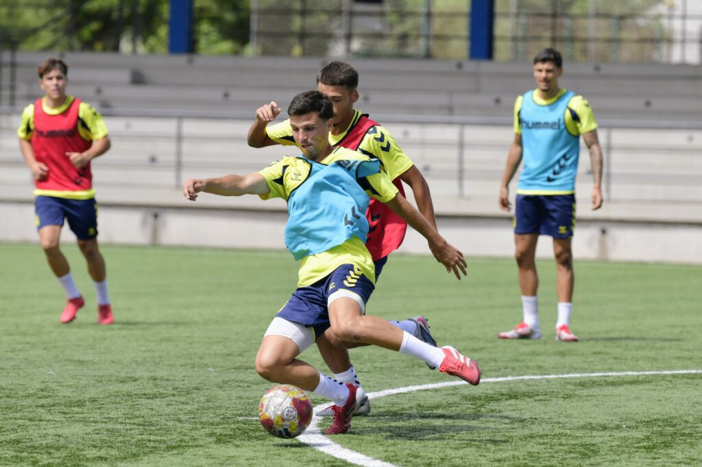 HRIc9a4XMAEhRFI | udlaspalmas.NET Las Palmas Atlético de Juan Manuel Rodríguez vuelve este domingo a la competición en una temporada que se prevé competitiva para conseguir los objetivos marcados por el club. Hasta diez jugadores continúan de la temporada pasada y apenas han habido incorporaciones desde el exterior. Proyecto continuista para Las Palmas Atlético. Juan Manuel Rodríguez vuelve a