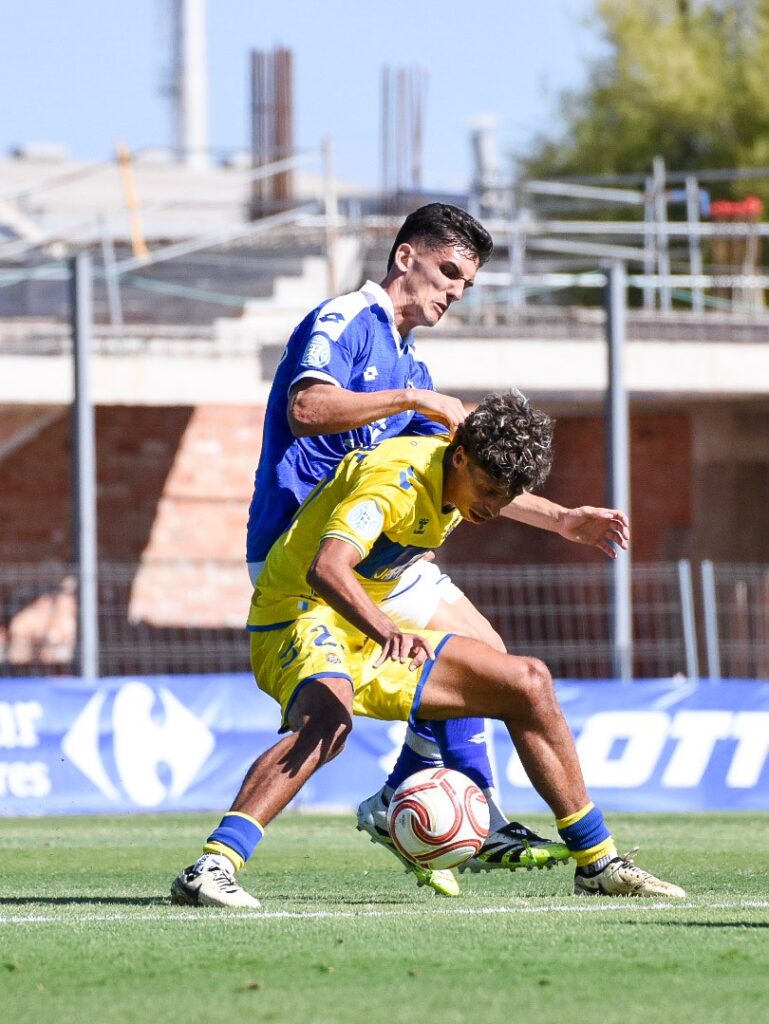 Las Palmas Atlético conquistó su primera victoria de la temporada con un espectacular cabezazo de Ian Martínez en el tiempo de descuento. El filial amarillo disputó un serio partido donde priorizó defender pero aún así tuvo ocasiones para ganar y acabó por llevarse la victoria. David Suárez, Ryan Luis y Alex Bombardó debutaron con la
