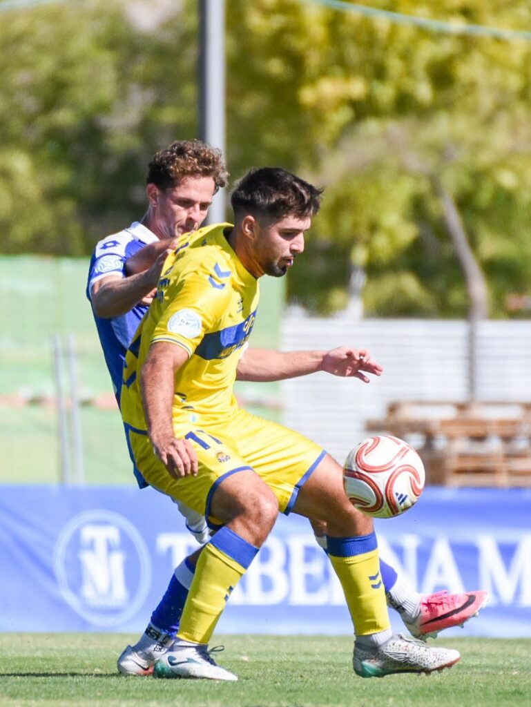 Las Palmas Atlético conquistó su primera victoria de la temporada con un espectacular cabezazo de Ian Martínez en el tiempo de descuento. El filial amarillo disputó un serio partido donde priorizó defender pero aún así tuvo ocasiones para ganar y acabó por llevarse la victoria. David Suárez, Ryan Luis y Alex Bombardó debutaron con la