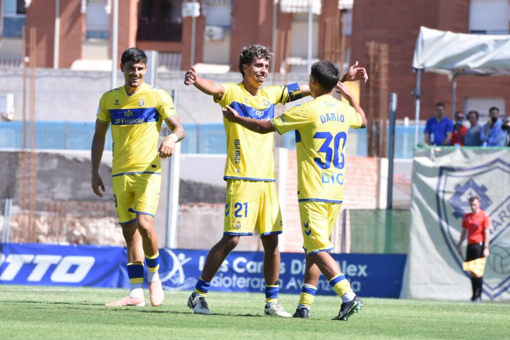 IMG-20260920-WA0016 | udlaspalmas.NET Las Palmas Atlético consiguió una importantísima victoria en Linares para conseguir dejar atrás los fantasmas del inicio liguero. Vea las mejores fotos de Francisco Moro para udlaspalmas.NET.