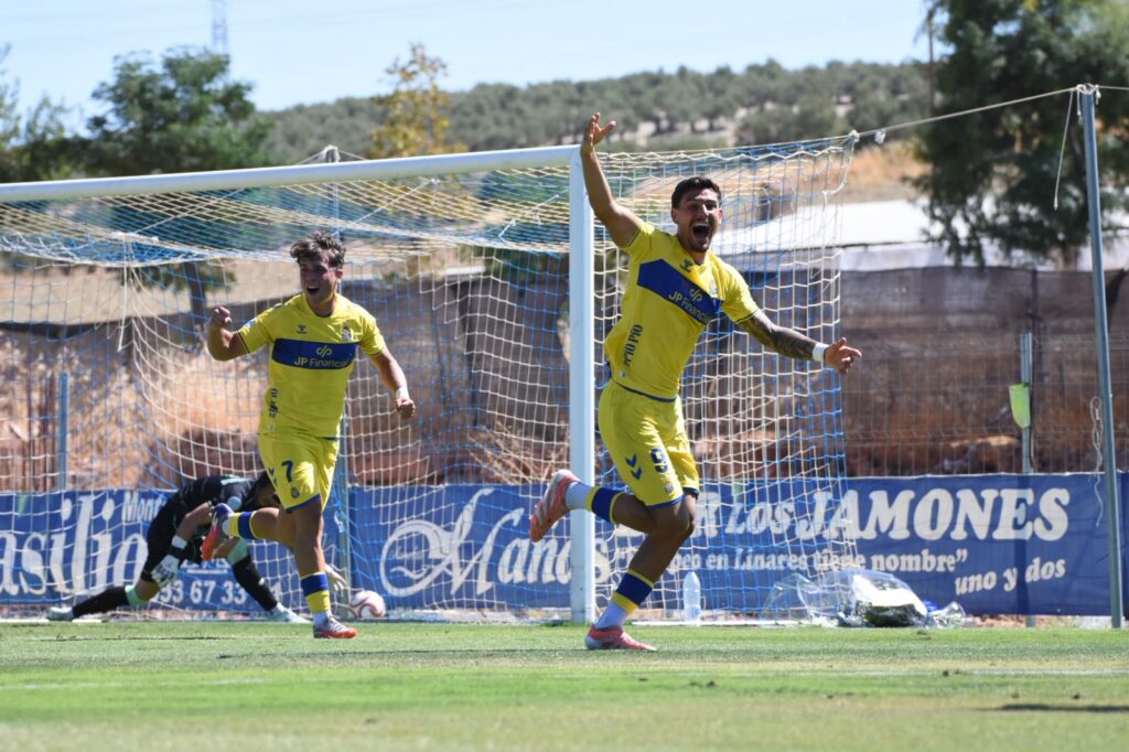 Ian Martínez, Linares | udlaspalmas.NET Las Palmas Atlético consiguió una importantísima victoria en Linares para conseguir dejar atrás los fantasmas del inicio liguero. Vea las mejores fotos de Francisco Moro para udlaspalmas.NET.