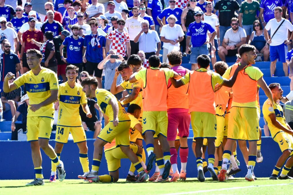 Las Palmas Atlético conquistó su primera victoria de la temporada con un espectacular cabezazo de Ian Martínez en el tiempo de descuento. El filial amarillo disputó un serio partido donde priorizó defender pero aún así tuvo ocasiones para ganar y acabó por llevarse la victoria. David Suárez, Ryan Luis y Alex Bombardó debutaron con la