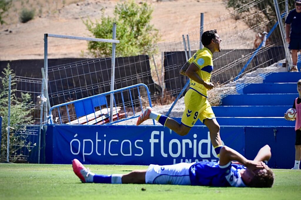 IMG-20260920-WA0020 | udlaspalmas.NET Las Palmas Atlético consiguió una importantísima victoria en Linares para conseguir dejar atrás los fantasmas del inicio liguero. Vea las mejores fotos de Francisco Moro para udlaspalmas.NET.