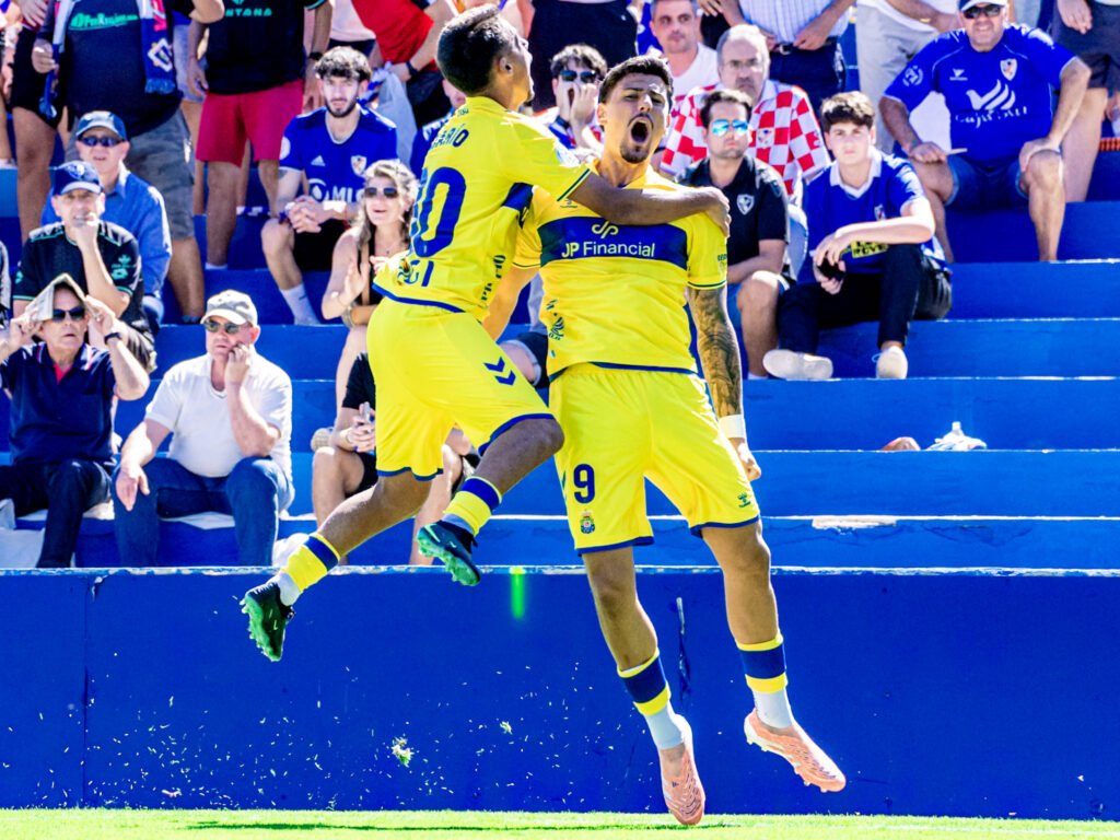 Ian Martínez y Darío Delgado Linares | udlaspalmas.NET Las Palmas Atlético consiguió una importantísima victoria en Linares para conseguir dejar atrás los fantasmas del inicio liguero. Vea las mejores fotos de Francisco Moro para udlaspalmas.NET.