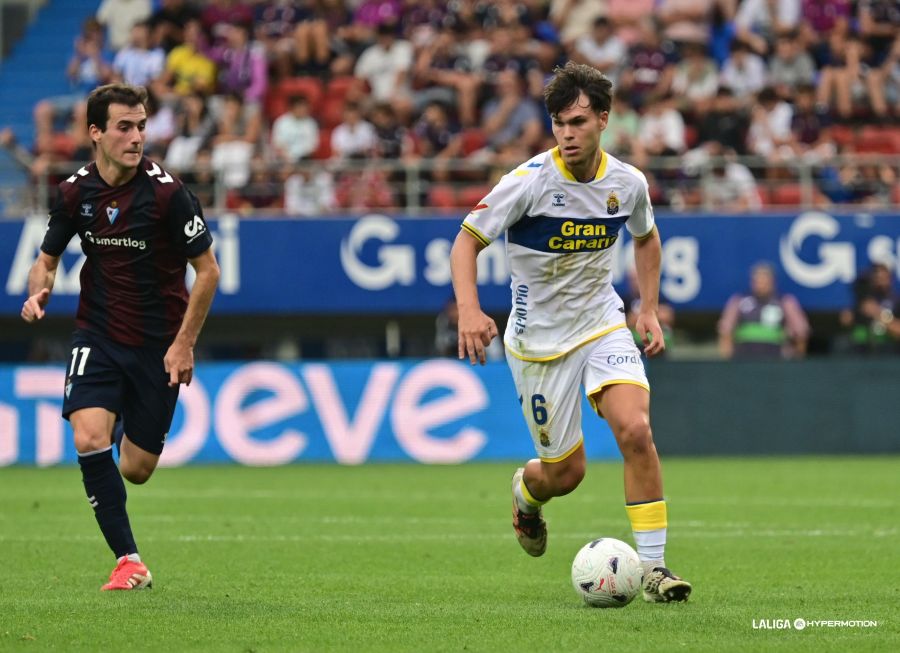 Iñaki González Eibar0 | udlaspalmas.NET El mediocentro pacense sufrió en Eibar la primera expulsión de su trayectoria profesional desde que es sénior y será baja para el partido de este domingo contra el Real Valladolid. La Unión Deportiva Las Palmas de Rubén de la Barrera tendrá más problemas para confeccionar la alineación contra el Real Valladolid en el encuentro de