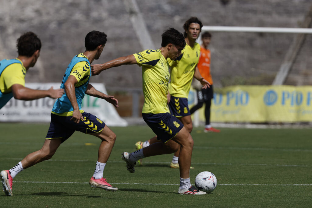 El conjunto grancanario ha hecho ficha del primer equipo a Iñaki González y Valentín Pezzolesi, confirmando así su vuelta a la confianza en la cantera. Cuatro son los jugadores canteranos que se han hecho con ficha en las dos últimas temporadas. Ya la temporada pasada dábamos buena cuenta de una sequía que Juanma Herzog y