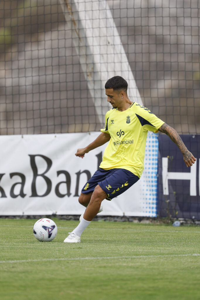 Iván Jaime entrenamiento | udlaspalmas.NET Rubén de la Barrera hizo repaso de la enfermería de la Unión Deportiva Las Palmas y desveló la ausencia del cántabro por un problema físico y las molestias de Iván Jaime. Se le complica el trabajo a Rubén de la Barrera. Desde su llegada, el técnico gallego tiene varios jugadores importantes entre algodones o directamente