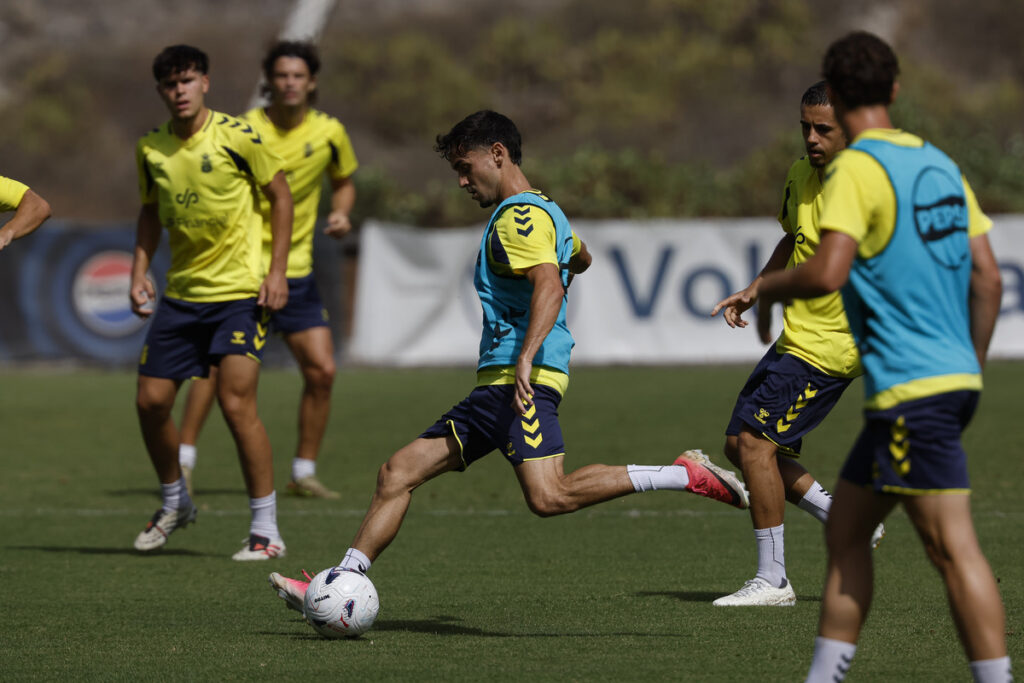 El mediocentro teldense de la Unión Deportiva Las Palmas dispuso de sus primeros minutos el pasado sábado en Cádiz tras debutar la pasada temporada en la promoción de ascenso contra el Málaga. A falta de cinco minutos para llegar al tiempo de descuento, Rubén de la Barrera le dio la oportunidad a Iván Medina por