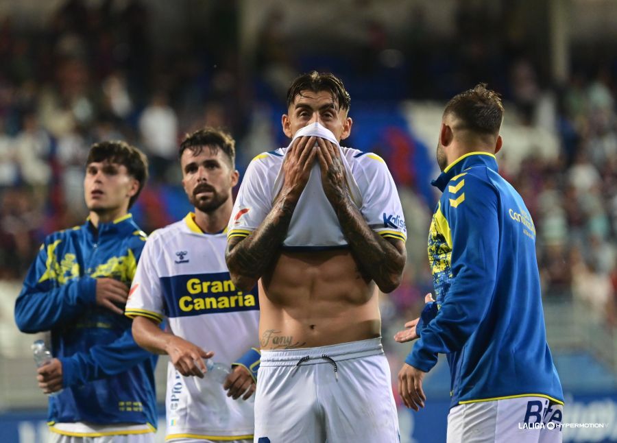 Jefté Betancor Eibar | udlaspalmas.NET El colegiado murciano sacó de quicio a los jugadores y cuerpo técnico de la Unión Deportiva Las Palmas con una manera llamativa de supuestamente impartir justicia. La Unión Deportiva Las Palmas perdió de manera justa y pudo ser aún más contundente contra el Eibar. Aún así, el representativo estuvo en casi todo momento en el