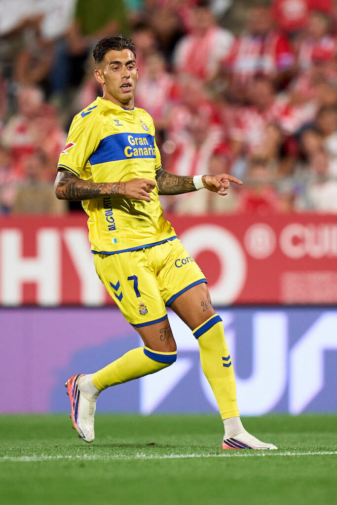 Jefté Betancor Girona | udlaspalmas.NET El delantero grancanario saldrá teóricamente desde el inicio como delantero de referencia, posición en la cual únicamente ha podido jugar durante 47 minutos en el inicio liguero. Jefté Betancor y ser el 'sacrificado' por Rubén de la Barrera. El delantero grancanario, recién fichado tras marcar dieciocho goles con el Albacete Balompié actuando como delantero de