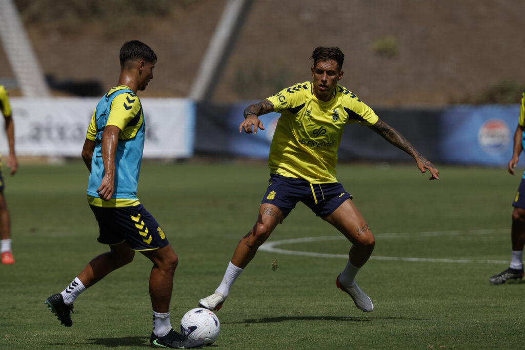 David Suárez y Jefté Betancor entrenamiento | udlaspalmas.NET La Unión Deportiva Las Palmas se ejercitó este martes en la Ciudad Deportiva de Barranco Seco en un entrenamiento donde varios jugadores de la cadena de filiales estuvieron presentes. Vuelta al trabajo para la Unión Deportiva Las Palmas. En uno de los días más especiales para toda la isla de Gran Canaria, el representativo se