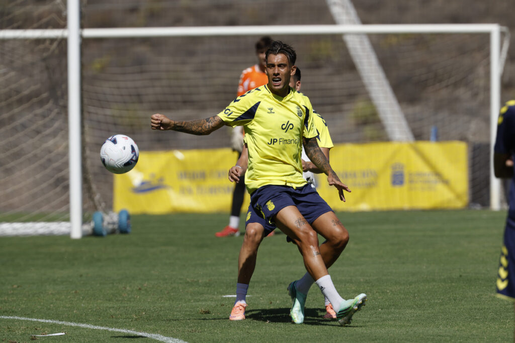 El conjunto grancanario se ejercitó este miércoles en la Ciudad Deportiva de Barranco Seco para dar inicio a una nueva semana de trabajo preparando el partido contra el Real Valladolid. Vuelta al trabajo en la Unión Deportiva Las Palmas. El lunes, el conjunto grancanario se ejercitó en Lezama antes de llegar a Gran Canaria por