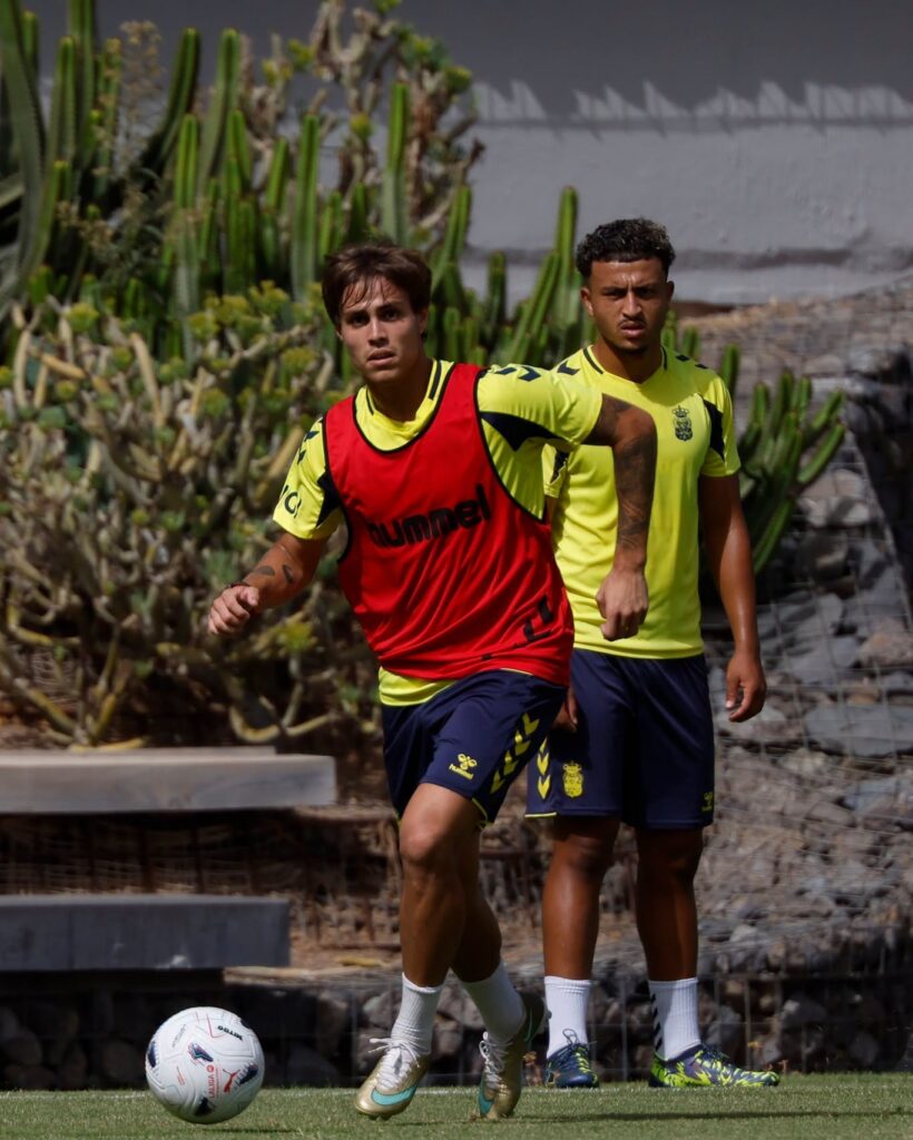 La Unión Deportiva Las Palmas volvió este jueves a los entrenamientos para terminar de preparar el duelo de este domingo contra el Burgos. Rubén de la Barrera no recupera a ningún efectivo. Vuelta al trabajo en la Unión Deportiva Las Palmas tras el día libre de este miércoles. El equipo de Rubén de la Barrera