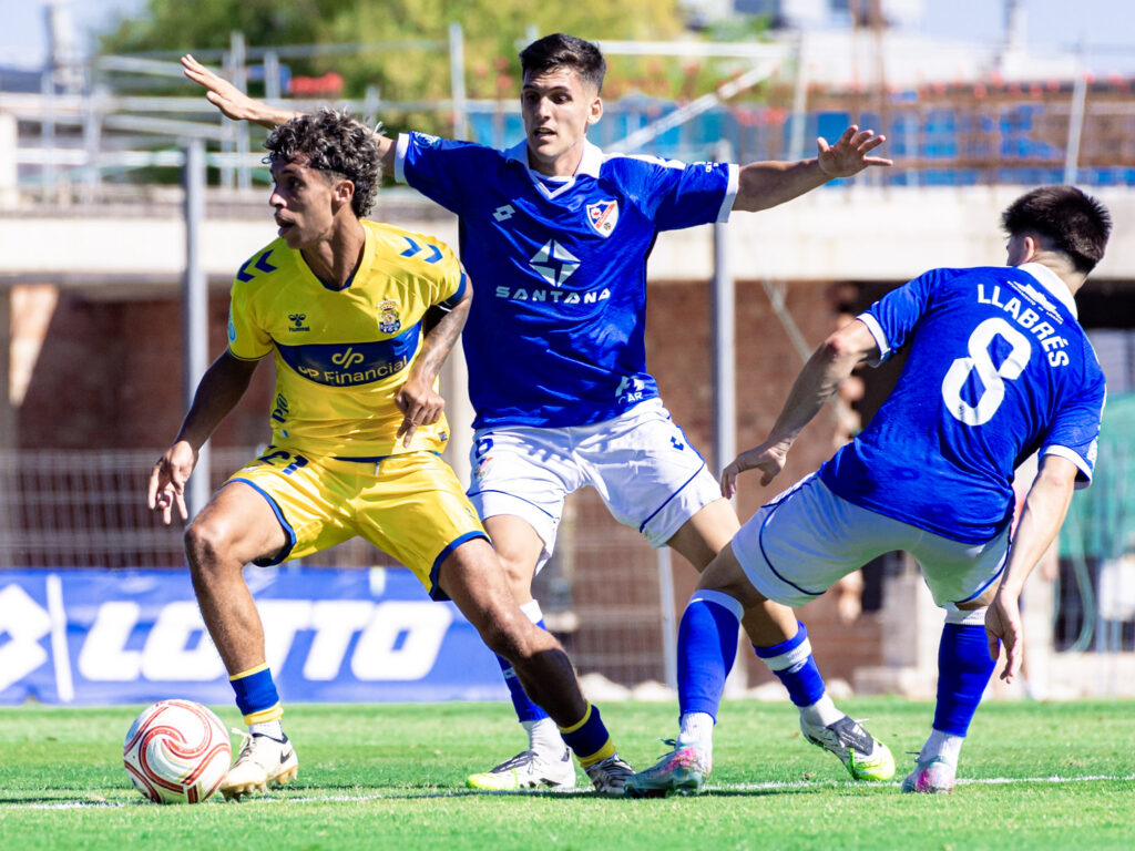 Jerobe Cáceres Linares | udlaspalmas.NET Las Palmas Atlético consiguió una importantísima victoria en Linares para conseguir dejar atrás los fantasmas del inicio liguero. Vea las mejores fotos de Francisco Moro para udlaspalmas.NET.