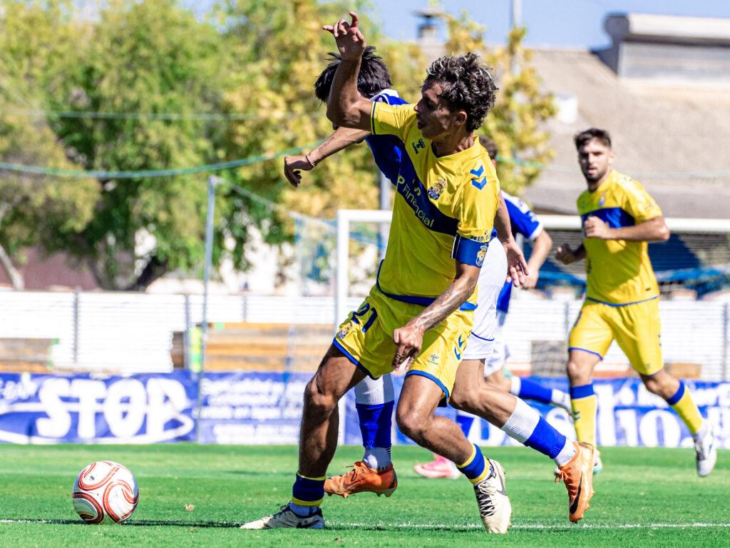 Jerobe Cáceres Linares1 | udlaspalmas.NET Las Palmas Atlético consiguió una importantísima victoria en Linares para conseguir dejar atrás los fantasmas del inicio liguero. Vea las mejores fotos de Francisco Moro para udlaspalmas.NET.