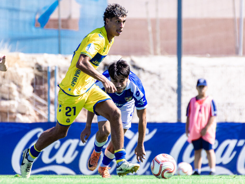 Jerobe Cáceres Linares2 | udlaspalmas.NET Las Palmas Atlético consiguió una importantísima victoria en Linares para conseguir dejar atrás los fantasmas del inicio liguero. Vea las mejores fotos de Francisco Moro para udlaspalmas.NET.