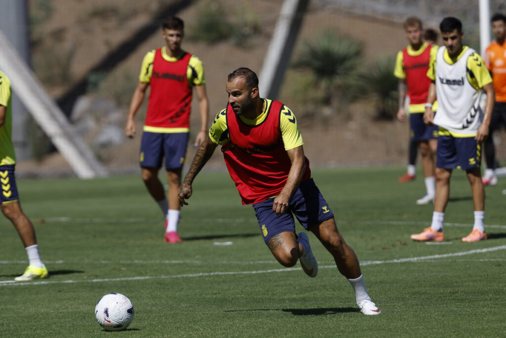 Jesé Rodríguez entrenamiento | udlaspalmas.NET El '10' de la Unión Deportiva Las Palmas se está reincorporando al grupo con el objetivo de estar disponible lo antes posible e incluso no se descarta su participación contra el Castellón. Once días ha tardado Jesé Rodríguez en superar una rotura fibrilar en el abductor izquierdo. El '10' de la Unión Deportiva Las Palmas