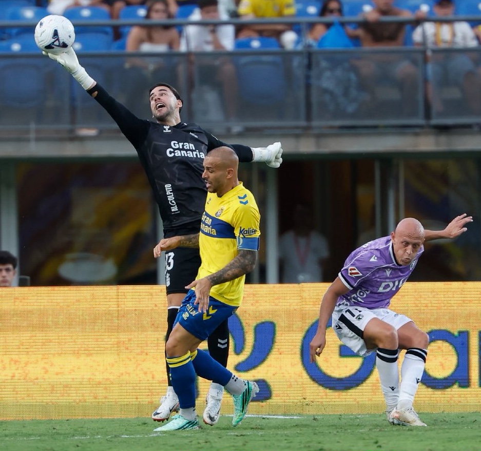 Ambos jugadores son los únicos que han completado los 540 minutos que se llevan de competición liguera. Tres jugadores más también han sido titulares en todos los partidos. Tras las seis primeras jornadas de LaLiga Hypermotion, Rubén de la Barrera ya ha dado minutos a 21 jugadores durante el transcurso de la competición. La gran