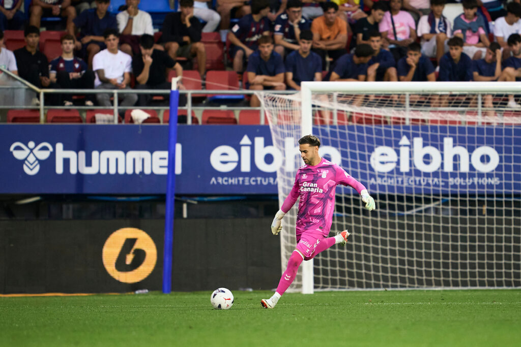 José Antonio Caro Eibar | udlaspalmas.NET El cancerbero onubense de la Unión Deportiva Las Palmas fue autocrítico con el partido de los amarillos en Eibar y asegura tener confianza en el trabajo que se está realizando. Nueva semana de trabajo para la Unión Deportiva, pero aún perdura la imagen mostrada en Eibar: "En el último partido entramos muy desconcentrados, no entramos