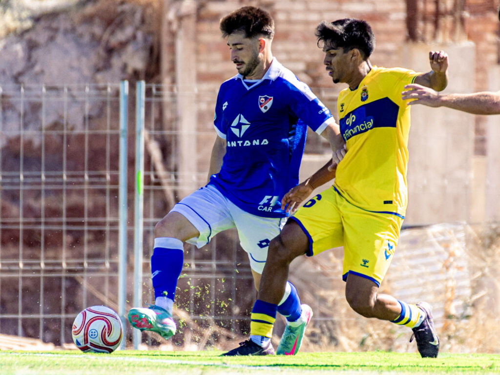 Josito González Linares | udlaspalmas.NET Las Palmas Atlético consiguió una importantísima victoria en Linares para conseguir dejar atrás los fantasmas del inicio liguero. Vea las mejores fotos de Francisco Moro para udlaspalmas.NET.