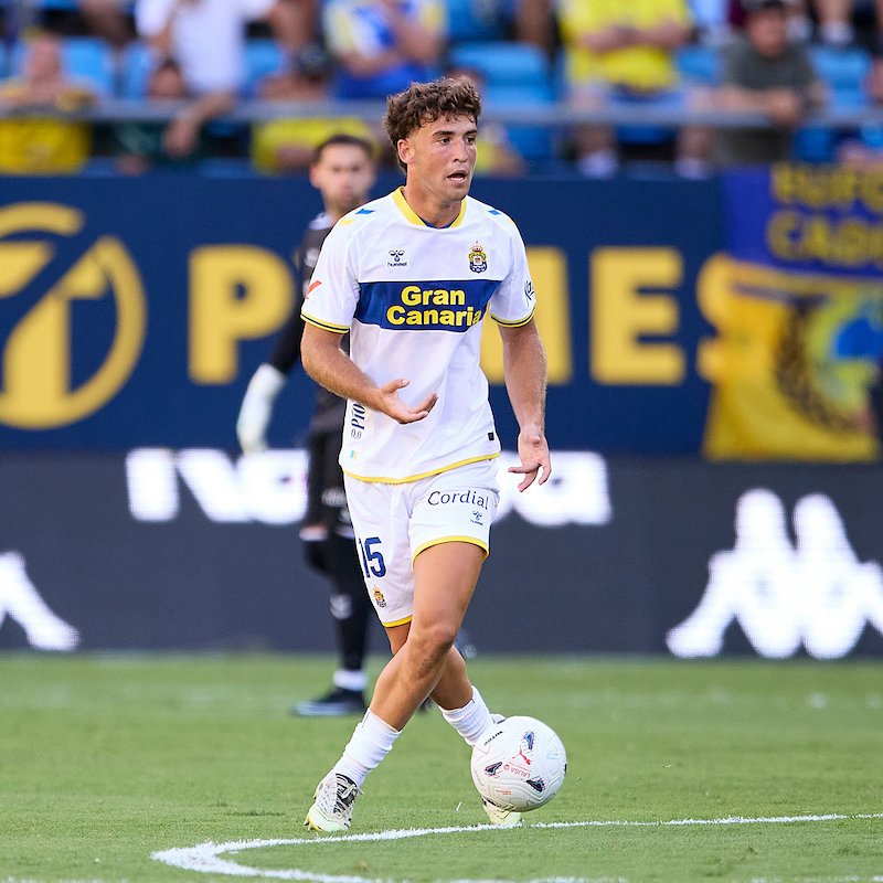 Juanma Herzog Cádiz | udlaspalmas.NET El central tinerfeño de la Unión Deportiva Las Palmas se ha hecho titular casi indiscutible con el representativo y podría volver a ser citado con España Sub 21 para cerrar la fase de clasificación para la Eurocopa de este verano. Este viernes, la Unión Deportiva Las Palmas se estará ejercitando en la Ciudad Deportiva de