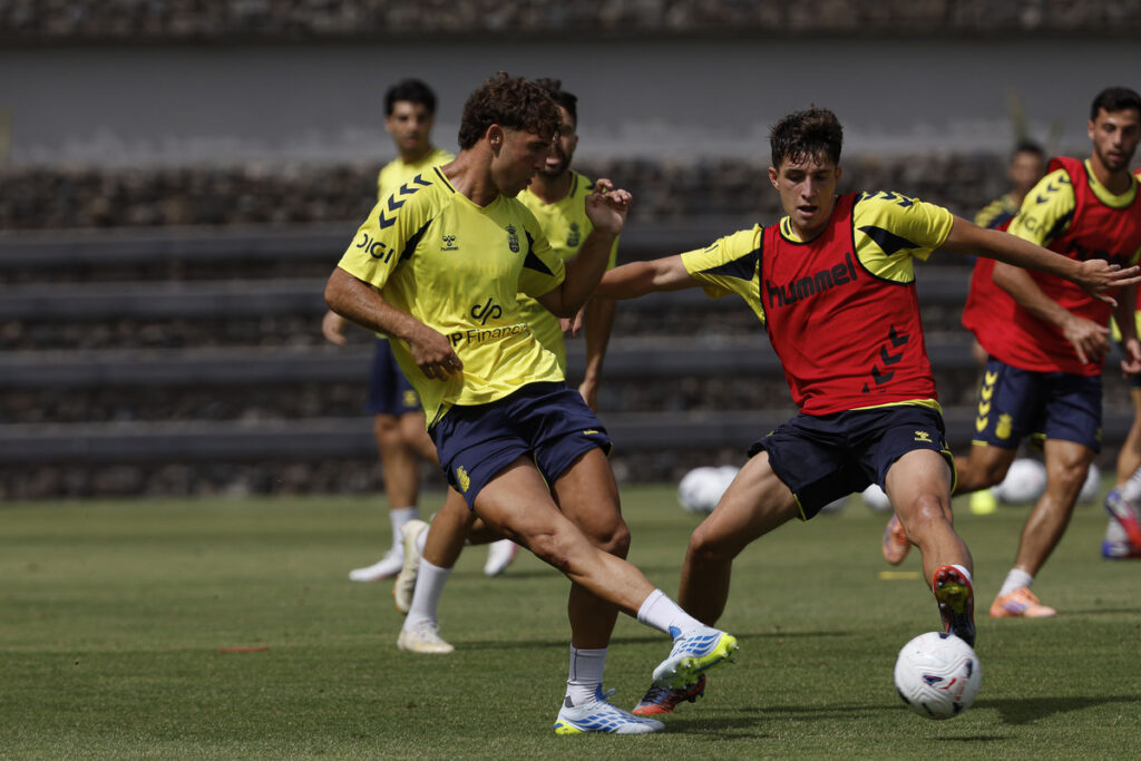 Juanma Herzog entrenamiento | udlaspalmas.NET El técnico gallego únicamente tiene a cinco defensas del primer equipo para afrontar la visita este sábado a Cádiz. Enrique Clemente está llamado a volver a la titularidad. A pesar de que Rubén de la Barrera asegura no tener motivos para la preocupación en ninguna zona del campo respecto a las ausencias, la realidad indica