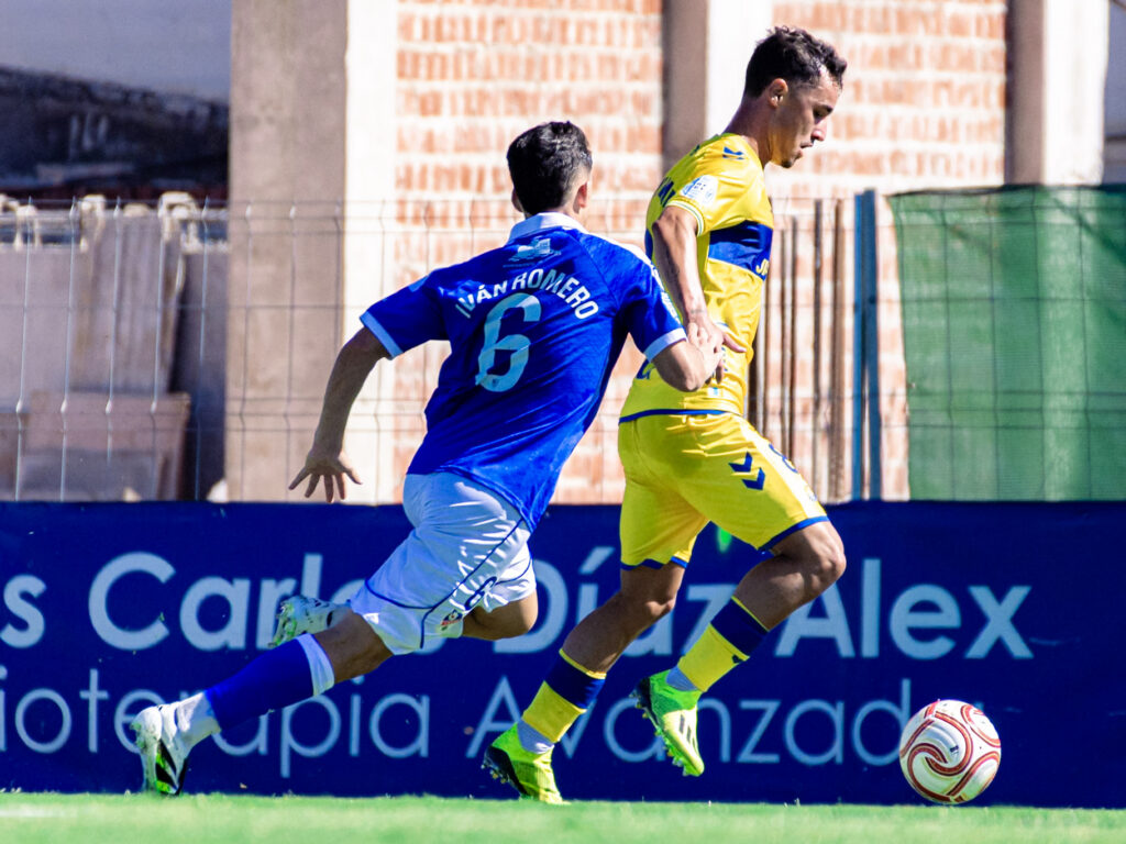 Kirian Ramírez Linares | udlaspalmas.NET Las Palmas Atlético consiguió una importantísima victoria en Linares para conseguir dejar atrás los fantasmas del inicio liguero. Vea las mejores fotos de Francisco Moro para udlaspalmas.NET.