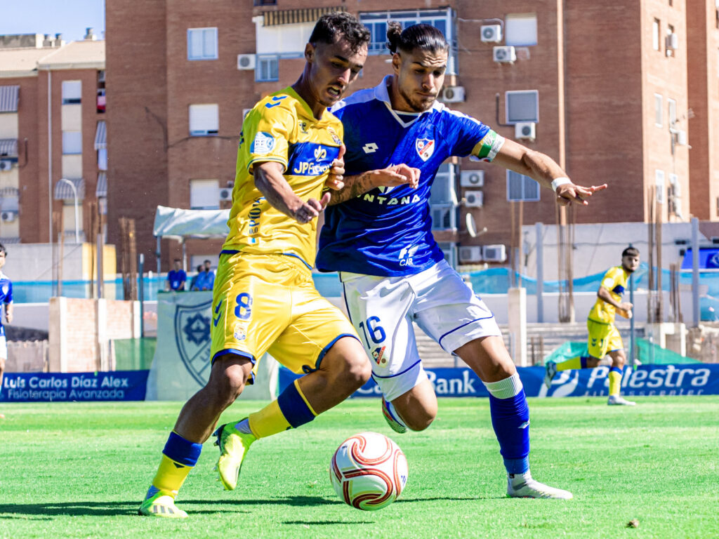 Kirian Ramírez Linares0 | udlaspalmas.NET Las Palmas Atlético consiguió una importantísima victoria en Linares para conseguir dejar atrás los fantasmas del inicio liguero. Vea las mejores fotos de Francisco Moro para udlaspalmas.NET.