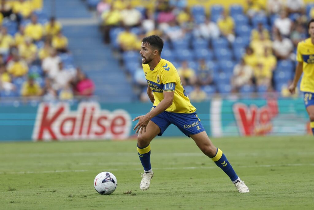 El actual capitán de la Unión Deportiva Las Palmas es el primer jugador en llegar a los 200 partidos que se forjó en el Anexo al Estadio de Gran Canaria. Además, es el décimo jugador en llegar a los 200 partidos en el Siglo XXI. El 3 de octubre de 2010 se inauguró el Anexo
