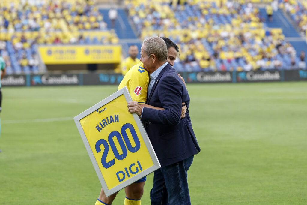 Kirian Rodríguez y Nicolás Ortega Burgos | udlaspalmas.NET El capitán del conjunto grancanario disputó este domingo su partido 200 con el primer equipo de la Unión Deportiva Las Palmas. El 2 de junio de 2019 debutó con el representativo. Kirian Rodríguez ya es historia en la Unión Deportiva Las Palmas. Poco menos de cincuenta jugadores pueden decir que han lucido en 200 partidos