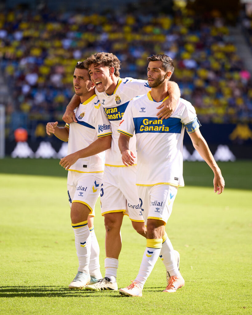 Manu Fuster Juanma Herzog y Enzo Loiodice Cádiz | udlaspalmas.NET El conjunto grancanario lució por primera vez en partido oficial su tercera equipación. El Juvenil División de Honor fue el primer equipo nacional en estrenar la equipación. De blanco casi inmaculado. Así lució la Unión Deportiva Las Palmas en su visita a Cádiz, donde estrenó en partido oficial su tercera equipación para esta temporada 2026-2027,