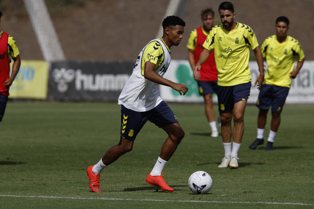 Marvin Park entrenamiento | udlaspalmas.NET El conjunto grancanario, tras las primeras ocho jornadas, tiene una media de ocho ausencias por partido. Hasta quince jugadores se han perdido algún partido liguero por lesiones, sanciones o convocatorias internacionales. Es lo que hay. Poco a poco empieza a calar este mensaje de inconformismo dentro de la Unión Deportiva Las Palmas. Las ausencias están