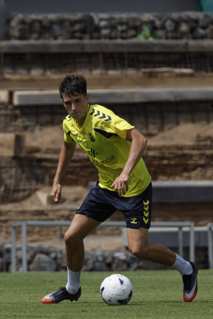El mediocentro esloveno es el único jugador con ficha de la primera plantilla que ha estado disponible en las cinco primeras jornadas ligueras y aún no se ha estrenado. Mateo Aćimović (05/10/2007, Eslovenia) sigue esperando su oportunidad. El mediocentro esloveno es una de las apuestas a largo plazo que tiene la Unión Deportiva Las Palmas