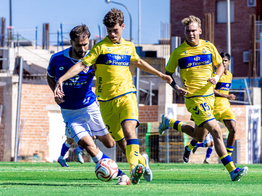 Oriol Coromines Linares | udlaspalmas.NET Las Palmas Atlético consiguió una importantísima victoria en Linares para conseguir dejar atrás los fantasmas del inicio liguero. Vea las mejores fotos de Francisco Moro para udlaspalmas.NET.