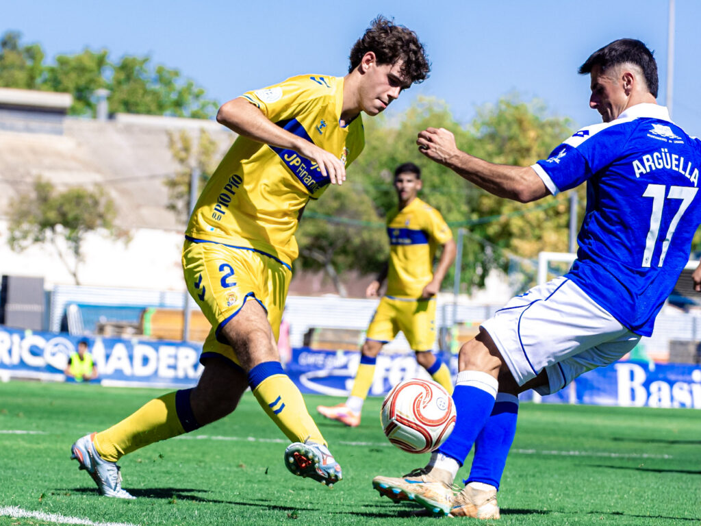 Oriol Coromines Linares0 | udlaspalmas.NET Las Palmas Atlético consiguió una importantísima victoria en Linares para conseguir dejar atrás los fantasmas del inicio liguero. Vea las mejores fotos de Francisco Moro para udlaspalmas.NET.