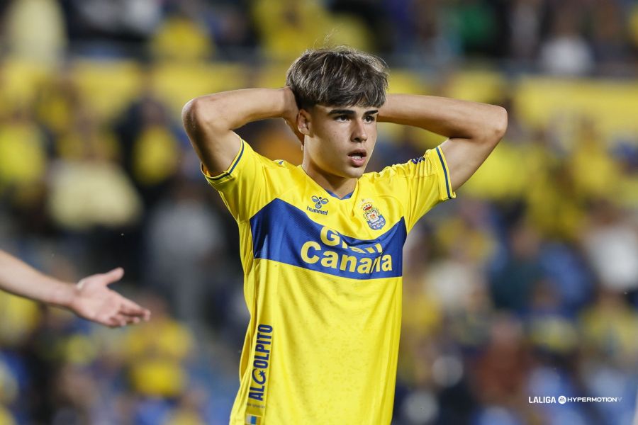 El extremo de la Unión Deportiva Las Palmas ha sido convocado por España Sub 18 para jugar un torneo en Suiza de cara a preparar el Mundial Sub 17 que se disputará este año en Catar. Rafa Cruz sigue dando pasos en su formación. Ya comenzando a asentarse en el primer equipo de la Unión