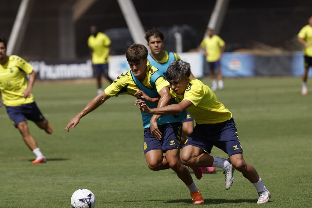 El entrenador de la Unión Deportiva Las Palmas citó al hermano gemelo de Rafa Cruz para el entrenamiento de este jueves en la Ciudad Deportiva de Barranco Seco. Cara nueva o no tan nueva en la Ciudad Deportiva de Barranco Seco. La Unión Deportiva Las Palmas trabaja esta semana con la ausencia de Rafa Cruz,