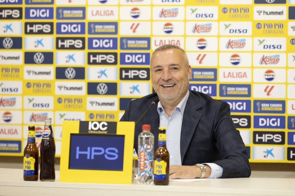 Ramírez | udlaspalmas.NET El presidente de la Unión Deportiva Las Palmas charló durante más de una hora en Helado Oscuro e hizo público algunos detalles de la salida de Mika Mármol, Sergio Barcia y Estanis Pedrola. La Unión Deportiva Las Palmas perdió este verano a jugadores que ahora juegan competiciones europeas como Mika Mármol o Sergio Barcia. La