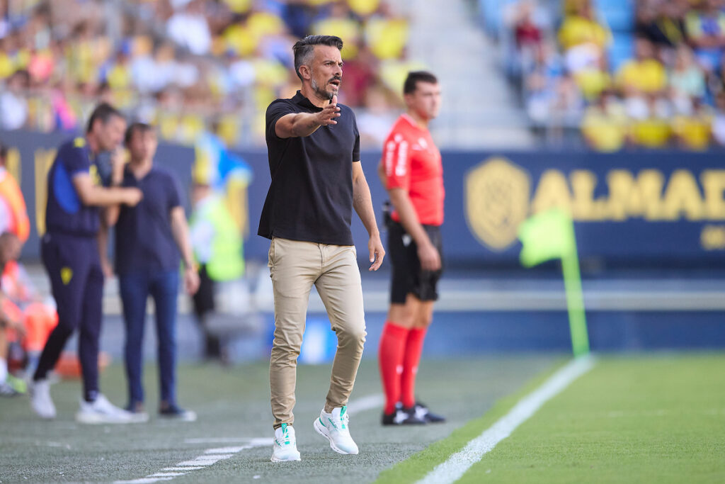 Rubén de la Barrera Cádiz0 | udlaspalmas.NET El técnico de la Unión Deportiva Las Palmas no terminó de conquistar un vestuario que poco a poco fue dejando de creer en el técnico gallego, que tras nueve partidos ha dejado de ser entrenador del representativo. ¿Por qué Rubén de la Barrera ha dejado ser entrenador de la Unión Deportiva Las Palmas? El técnico