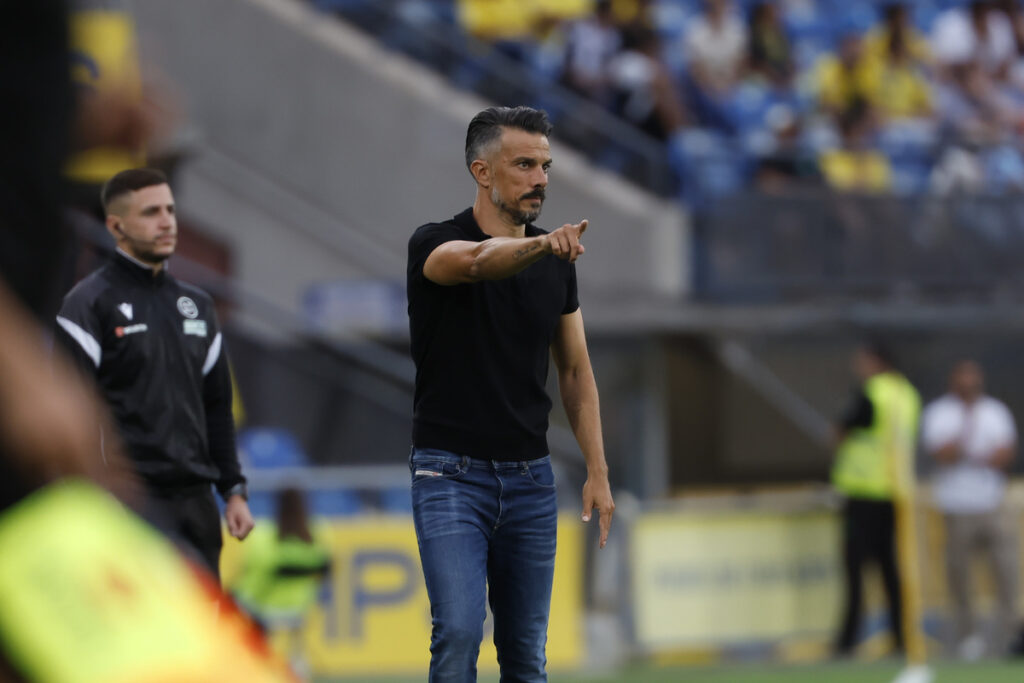 Rubén de la Barrera Leganés0 | udlaspalmas.NET El técnico de la Unión Deportiva Las Palmas no terminó de conquistar un vestuario que poco a poco fue dejando de creer en el técnico gallego, que tras nueve partidos ha dejado de ser entrenador del representativo. ¿Por qué Rubén de la Barrera ha dejado ser entrenador de la Unión Deportiva Las Palmas? El técnico