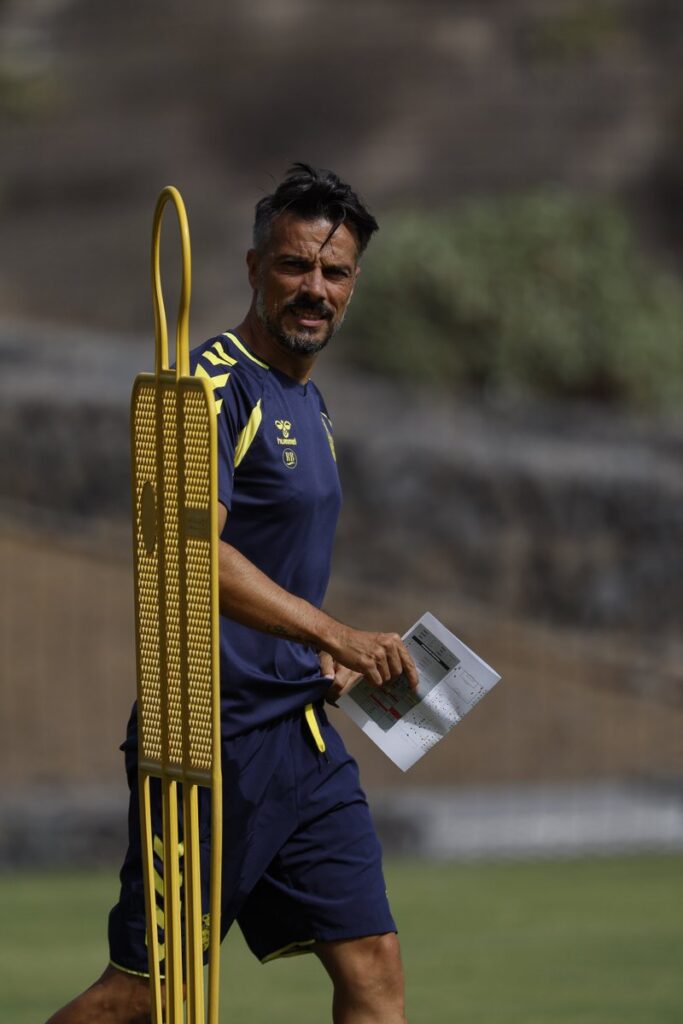 Rubén de la Barrera entrenamiento | udlaspalmas.NET El entrenador de la Unión Deportiva Las Palmas analizó la actualidad del conjunto grancanario antes del partido de este domingo contra el Burgos, un rival invencible por el momento en la historia amarilla. El Burgos llega este domingo al Estadio de Gran Canaria y con ello una de las bestias negras del representativo en los