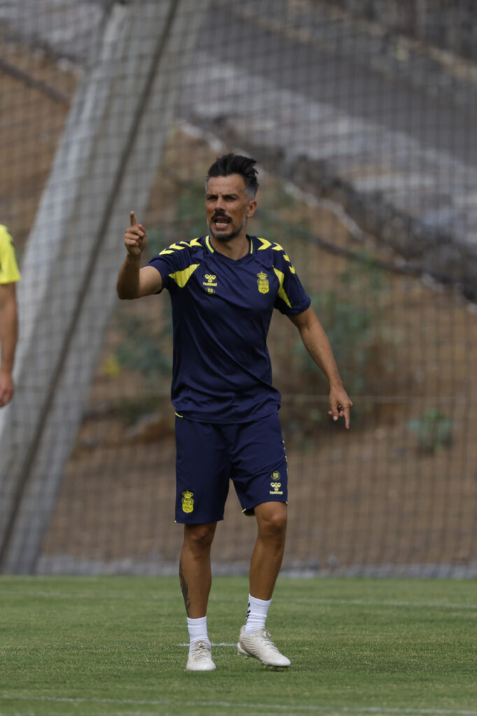 El entrenador gallego de la Unión Deportiva Las Palmas se mostró en contra de la expulsión sufrida por Jesé Rodríguez y espera un buen Leganés en el Estadio de Gran Canaria. Semana corta para la Unión Deportiva Las Palmas, tanto para lo bueno como para lo malo: "Semana corta y eso condiciona lo que es