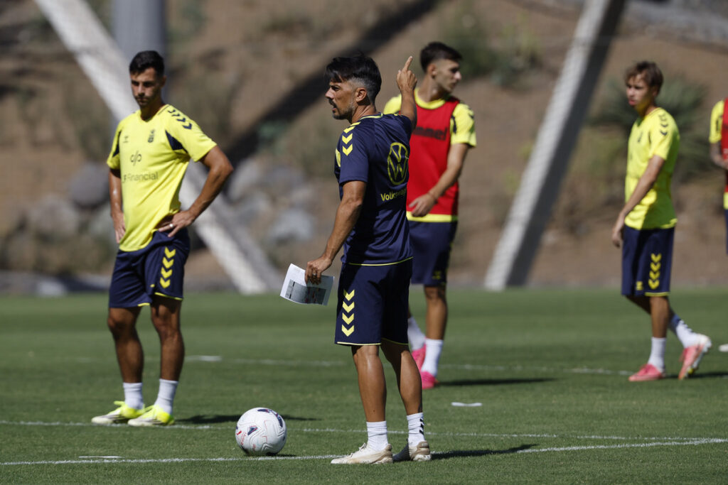 Rubén de la Barrera entrenamiento | udlaspalmas.NET El entrenador de la Unión Deportiva Las Palmas repasó la actualidad del conjunto grancanario a dos días de medirse al Mallorca, recién descendido y un claro candidato al ascenso directo. Rubén de la Barrera tiene claro qué necesita la Unión Deportiva para hacerse con los tres puntos este domingo en Mallorca: "Solidez, estabilidad y hacer