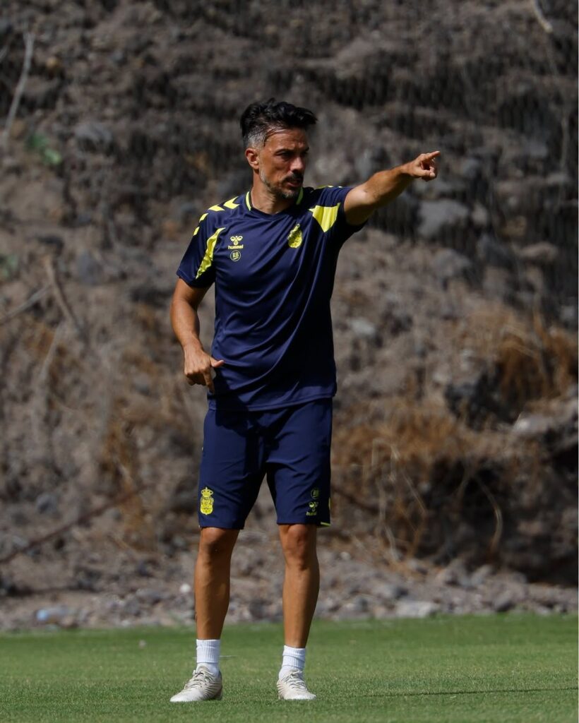 Rubén de la Barrera entrenamiento0 | udlaspalmas.NET El entrenador de la Unión Deportiva Las Palmas repasó la actualidad del conjunto grancanario en una rueda de prensa centrada en diferentes preguntas sobre el lateral izquierdo. La derrota sufrida contra el Burgos ha escocido dentro y fuera de la Unión Deportiva Las Palmas, pero la calma impera en el día a día: "Le hemos