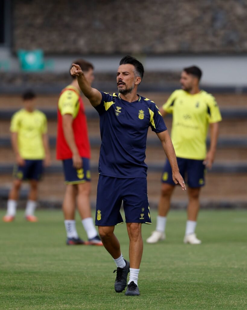 Rubén de la Barrera entrenamiento0 | udlaspalmas.NET El entrenador de la Unión Deportiva Las Palmas repasó la actualidad del conjunto grancanario en una rueda de prensa centrada en diferentes preguntas sobre el lateral izquierdo. La derrota sufrida contra el Burgos ha escocido dentro y fuera de la Unión Deportiva Las Palmas, pero la calma impera en el día a día: "Le hemos