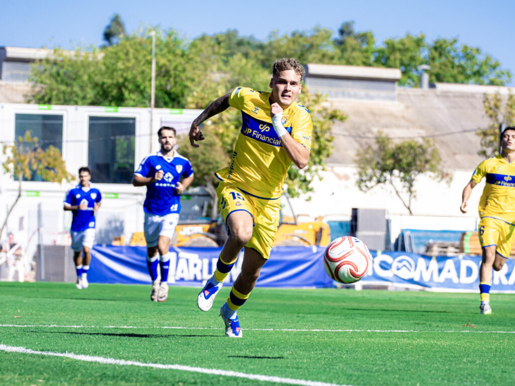 Ryan Luis Linares | udlaspalmas.NET Las Palmas Atlético consiguió una importantísima victoria en Linares para conseguir dejar atrás los fantasmas del inicio liguero. Vea las mejores fotos de Francisco Moro para udlaspalmas.NET.